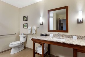 Quarto, 2 camas Queen, acessível, para não fumantes | Banheiro | Toalhas de banho 