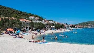 Beach nearby, sun-loungers, beach towels