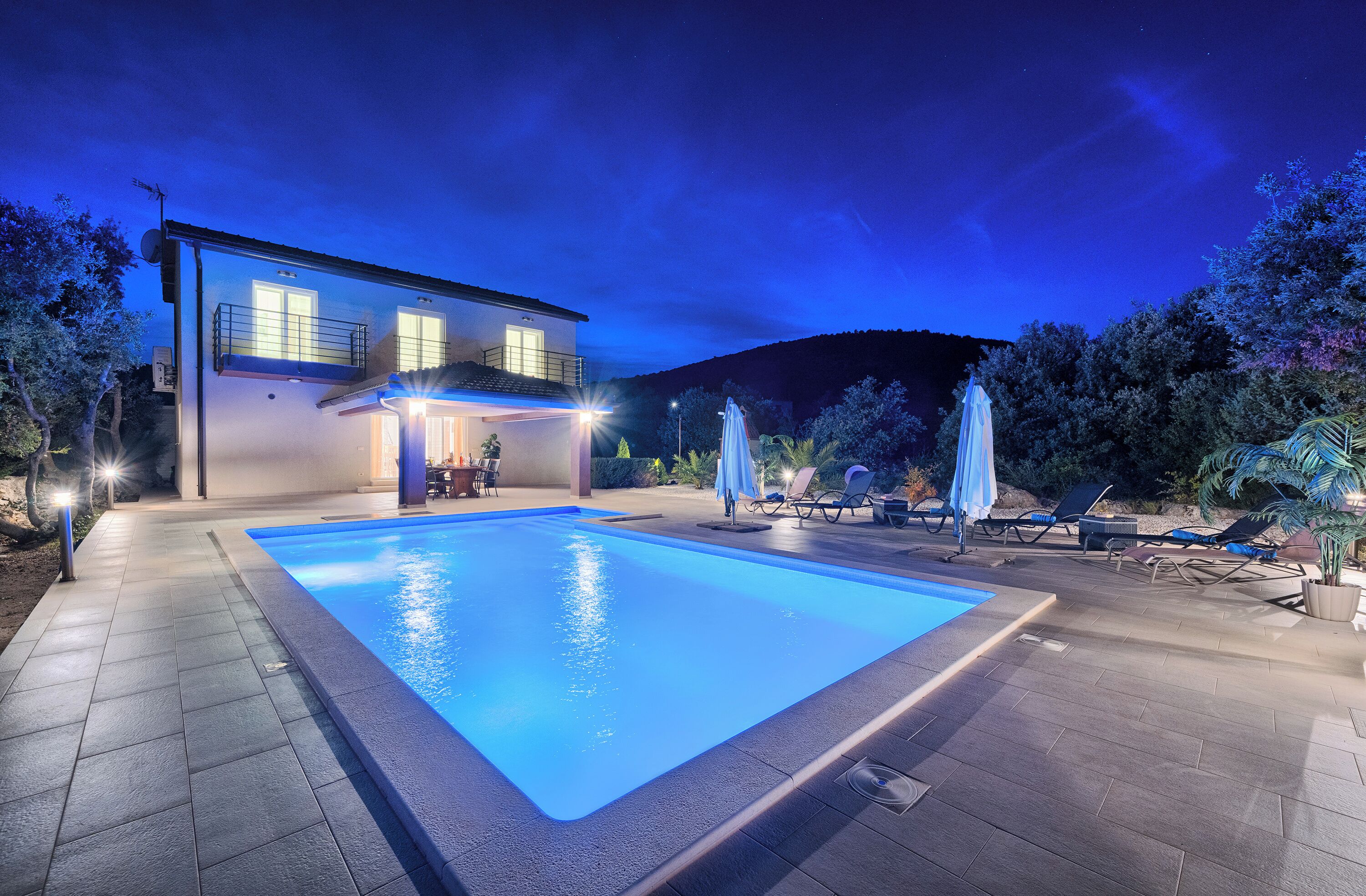 Utomhuspool och uppvärmd pool