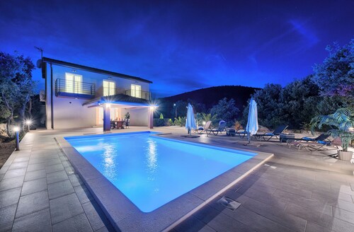 Luxus-Villa mit beheiztem Pool, Marina-Trogir Rabatte