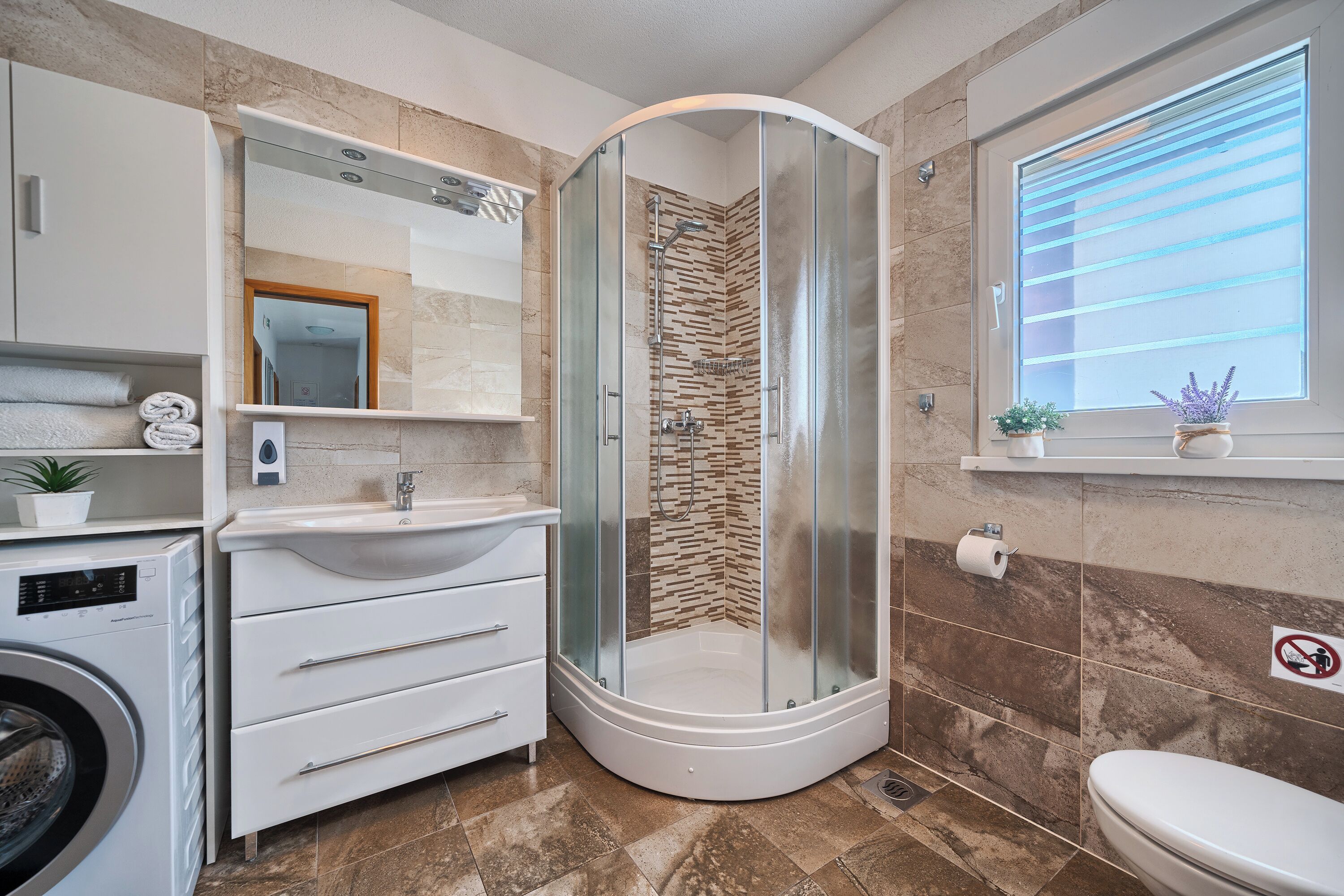 Combined shower/bathtub, hair dryer, towels, soap