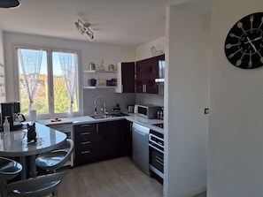 Réfrigérateur, micro-ondes, four, plaque de cuisson