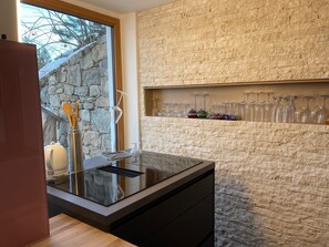 Réfrigérateur, un four, surface de cuisson, lave-vaisselle