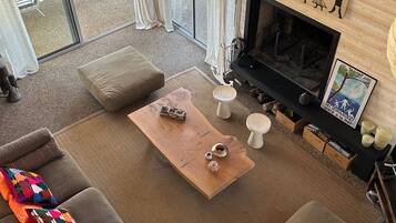 Televisie, een open haard, een dvd-speler en een tafeltennistafel