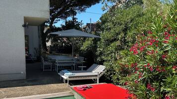 Een buitenzwembad, een verwarmd zwembad