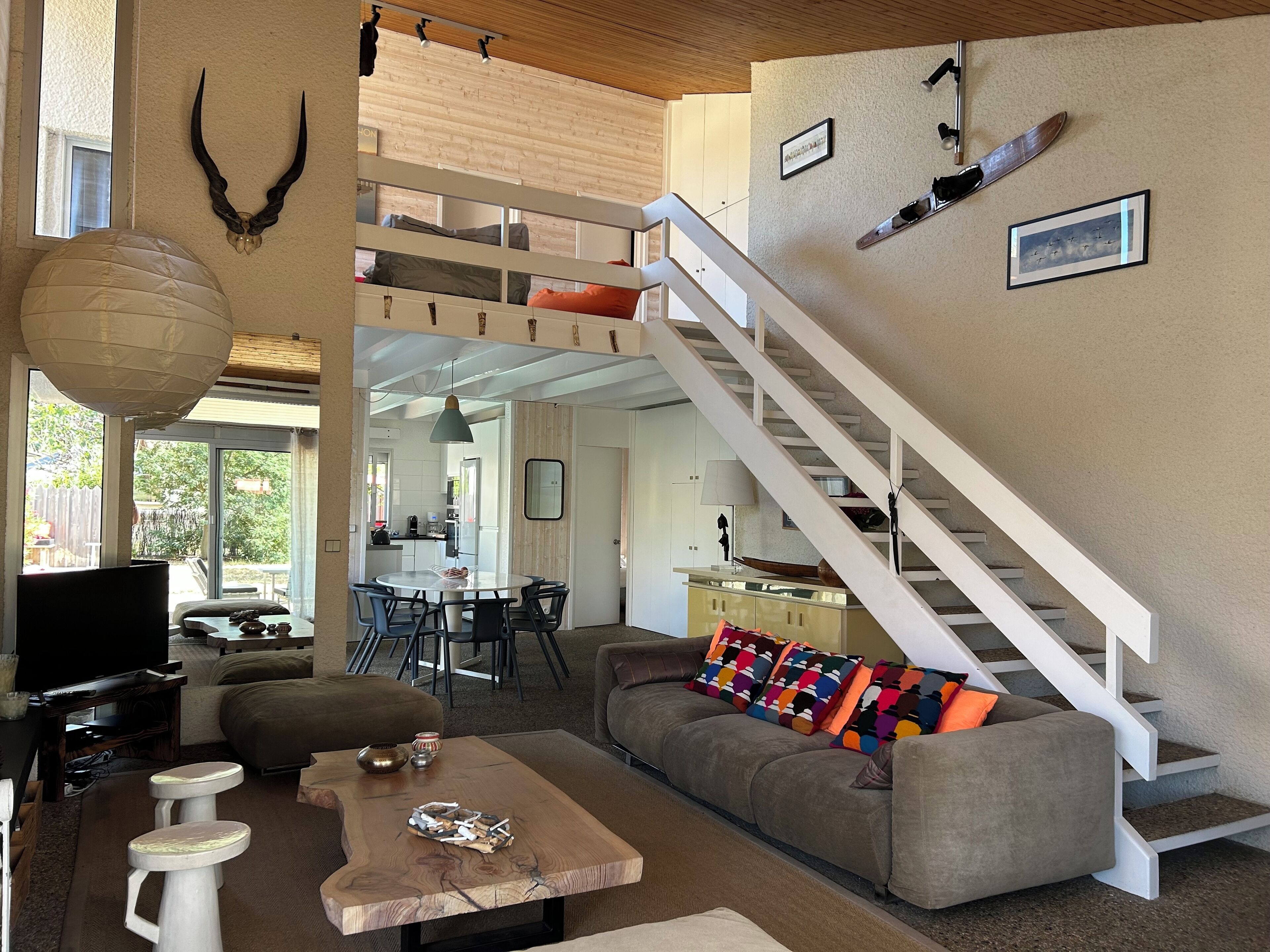 Televisio, takka, DVD-soitin, pöytätennispöytä