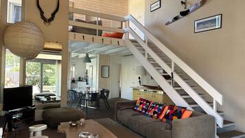 Een televisie, een open haard, een dvd-speler en een tafeltennistafel