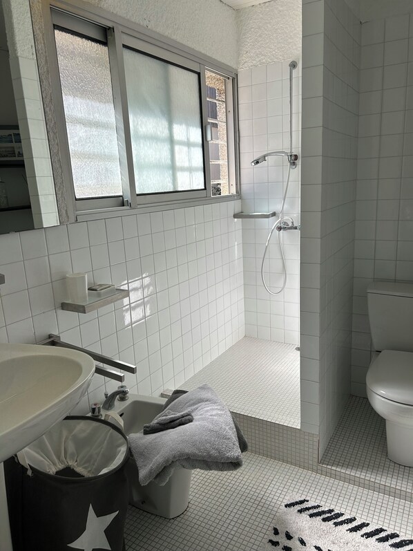 A modern bathroom with a toilet, sink, and shower. - Taussat: Two steps from the beach, renovated Villa "Poupille" sleeps 9 (Lanton)