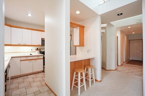 Fridge, microwave, stovetop, dishwasher - River Glen Streamside Condo: Stroll To Main St, Shuttle Stop (Frisco)