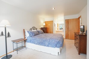 2 bedrooms, WiFi, bed sheets - River Glen Streamside Condo: Stroll To Main St, Shuttle Stop (Frisco)