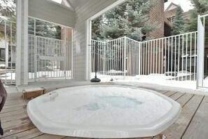 Outdoor spa tub - River Glen Streamside Condo: Stroll To Main St, Shuttle Stop (Frisco)