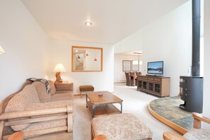 TV - River Glen Streamside Condo: Stroll To Main St, Shuttle Stop (Frisco)