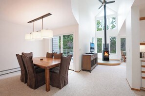 Dining - River Glen Streamside Condo: Stroll To Main St, Shuttle Stop (Frisco)