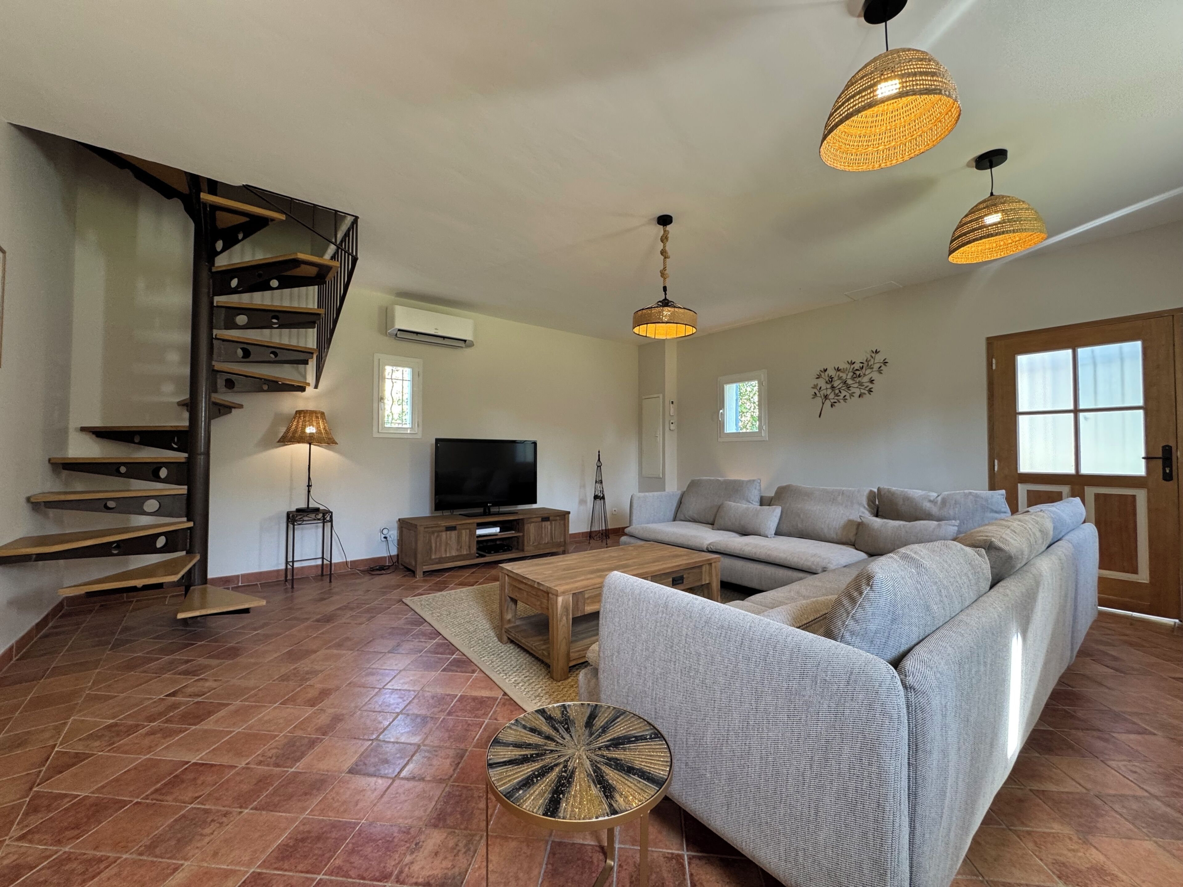 Fernseher, DVD-Player, Tischtennisplatte, Stereoanlage