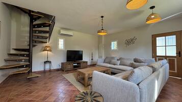 Fernseher, DVD-Player, Tischtennisplatte, Stereoanlage