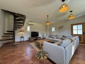 Tv, dvd-spelare, ett bordtennisbord och en stereo