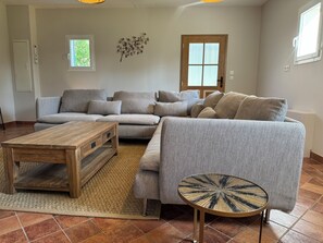 Tv, dvd-spelare, ett bordtennisbord och en stereo