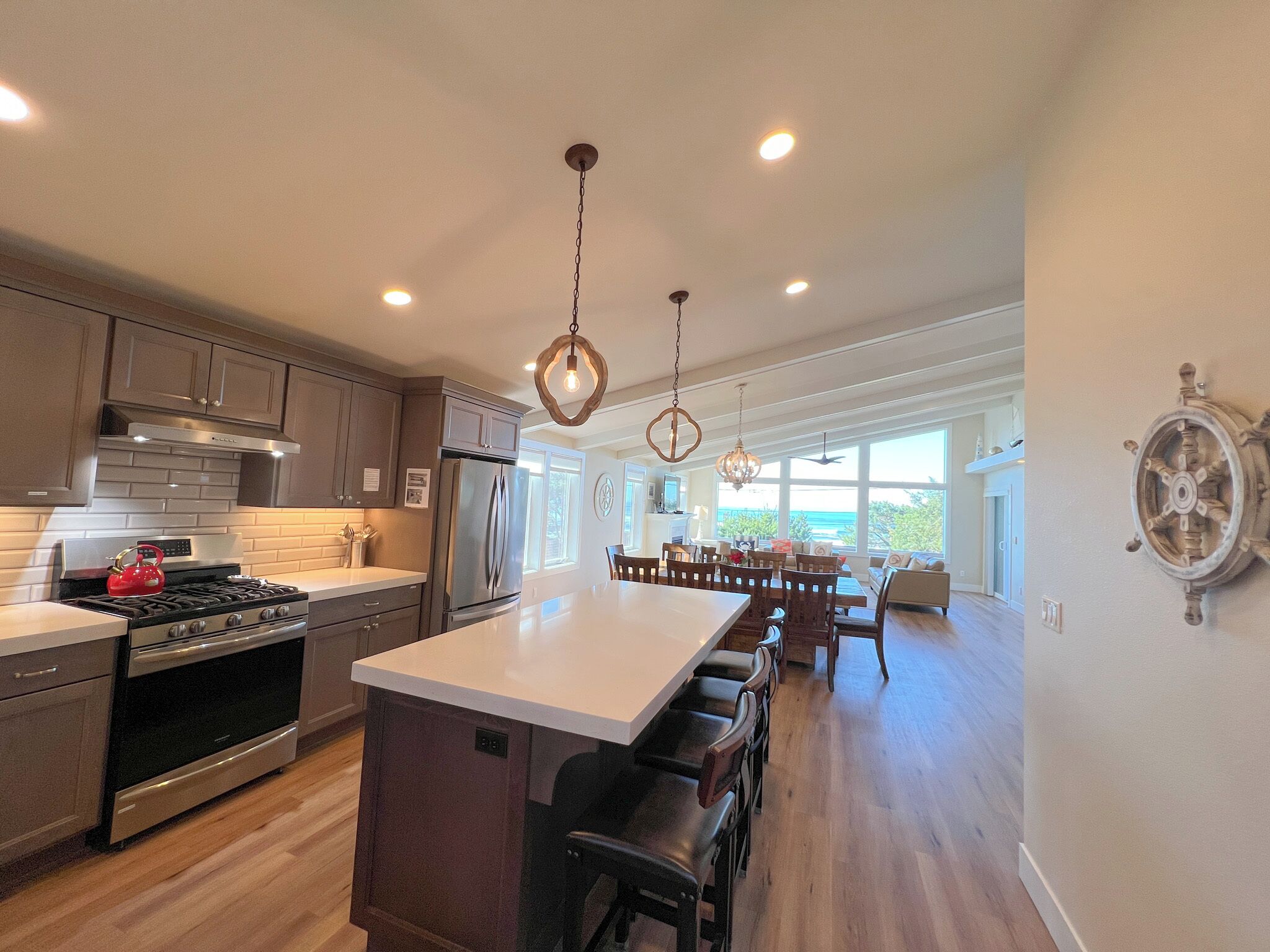 Jääkaappi, mikroaaltouuni, uuni, liesi