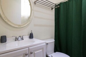 Een douche, een haardroger, handdoeken, zeep