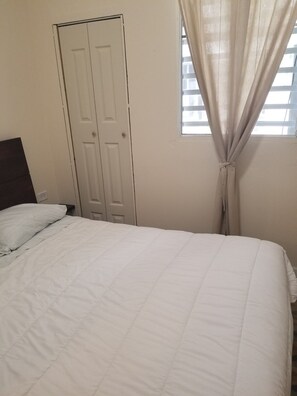 2 slaapkamers, een strijkplank/strijkijzer, gratis wifi, beddengoed
