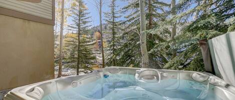 Outdoor spa tub