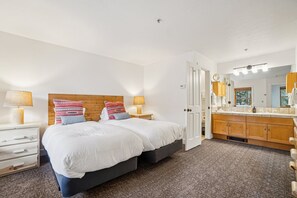 2 bedrooms, travel cot, Internet