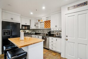 Een koelkast, een magnetron, een vaatwasser