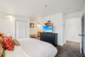 2 bedrooms, travel cot, Internet