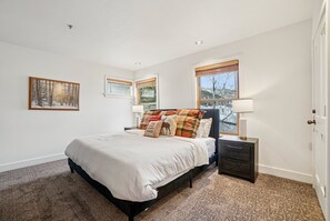 2 bedrooms, travel crib, internet