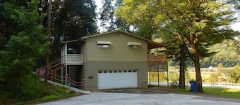 Gone Fishin Cottage - Private Hot Tub, Lake