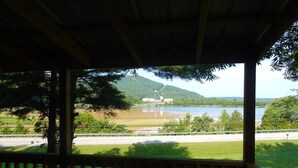 Zona exterior coberta amb vista a un llac i a les colines.