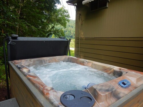 Gone Fishin Cottage - Private Hot Tub, Lake