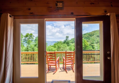 Escape to High Road Cabin, a spacious 4BR retreat in beautiful Banner Elk, NC.