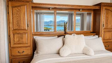 3 bedrooms, iron/ironing board, WiFi (free), bed sheets