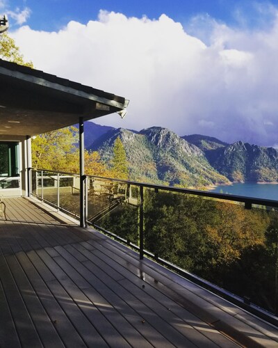 Secluded Romantic Getaway Overlooking Shasta Lake