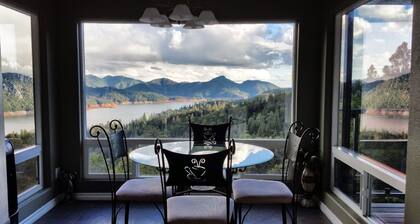 Best Romantic Getaway on Lake Shasta. Amazing Views, No Neighbors.