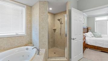 Combined shower/tub, towels