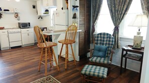 Fridge, microwave, oven, stovetop - River's Edge Cabin - Swim - Kayak - Fish From Your Backyard !!!! (Franklin)