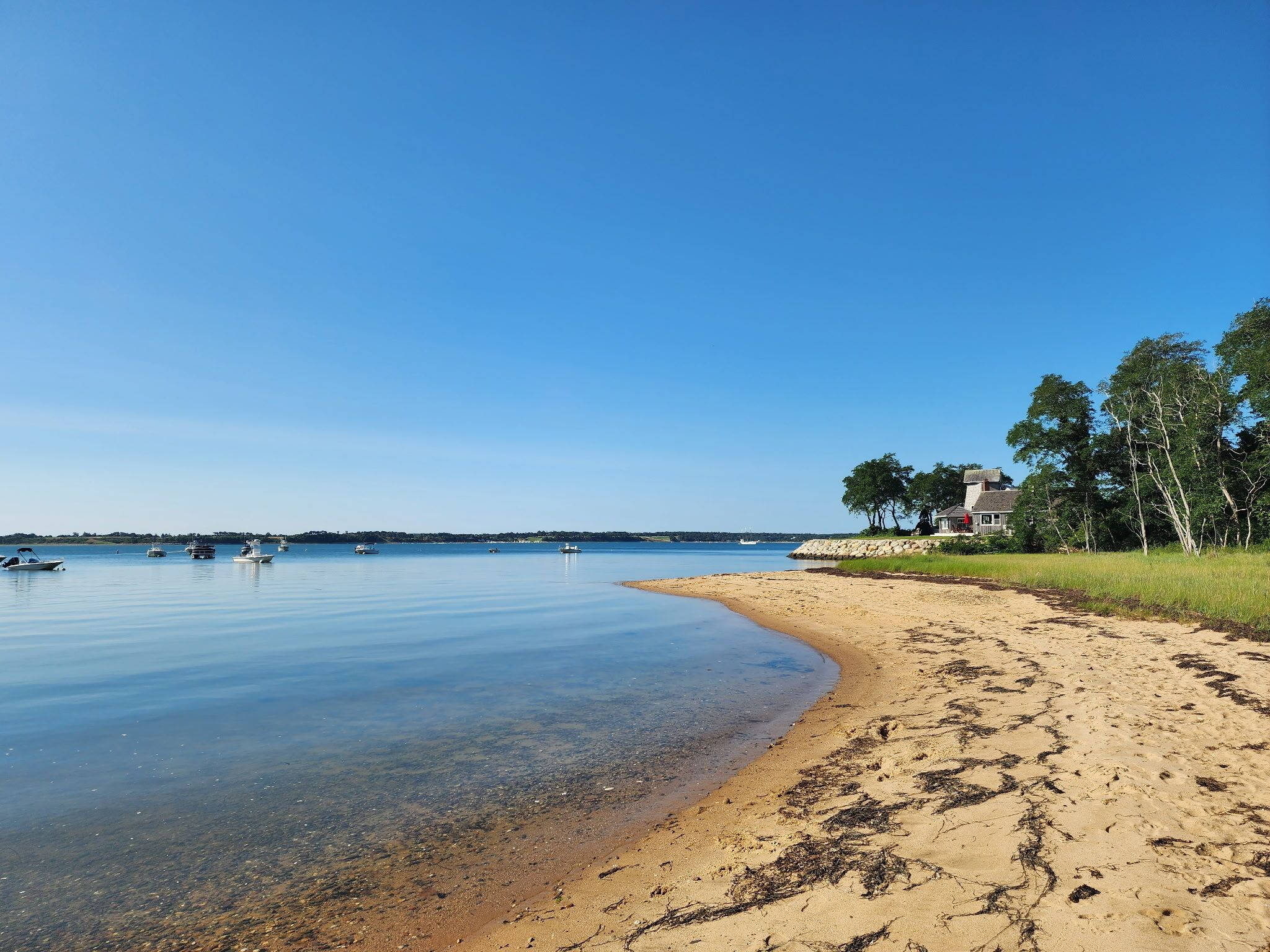 Beach nearby, sun-loungers, beach towels