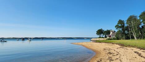 Beach nearby, sun-loungers, beach towels