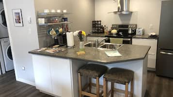 Coffee/tea maker, fridge, microwave, oven