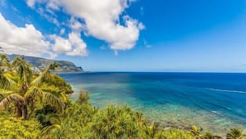 Beach nearby, sun loungers, beach towels