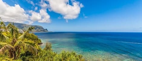 靠近海滩、沙滩椅、沙滩毛巾