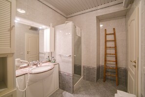 Dusche, Haartrockner, Bidet