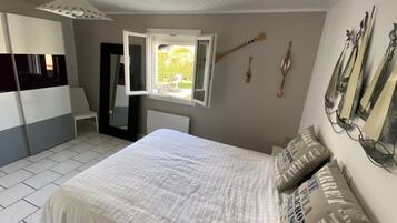 4 bedrooms, desk, iron/ironing board, free WiFi