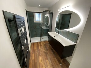 Bathtub, hair dryer