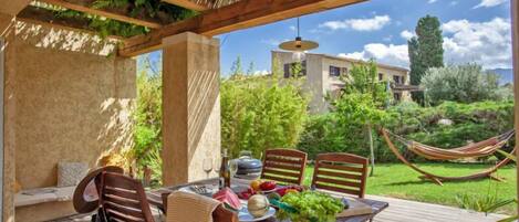 تناول الطعام بالخارج