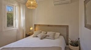 1 habitación, tabla de planchar con plancha, cuna de viaje y wifi 