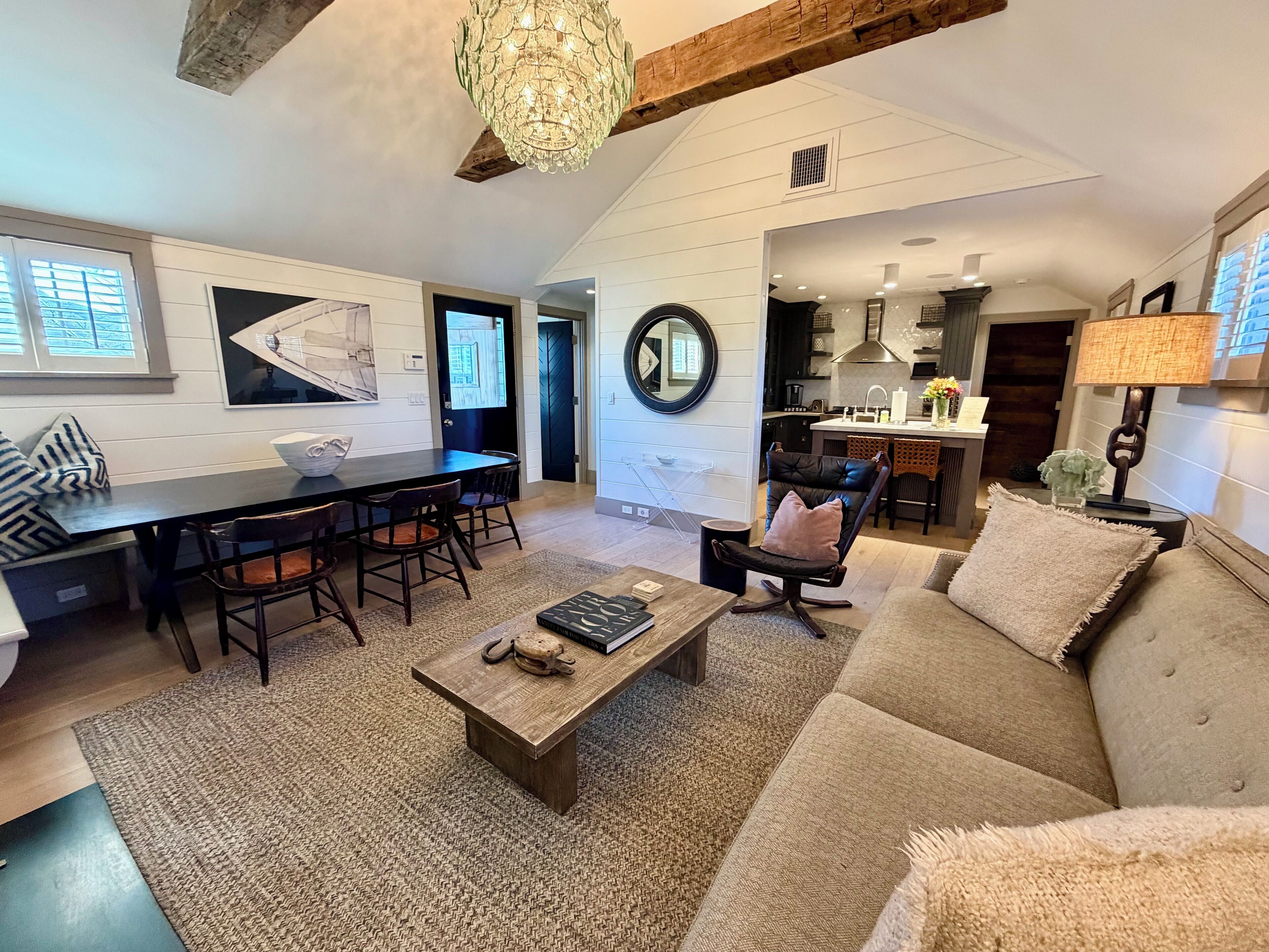 TV connectée, cheminée, médiathèque, chaîne hi-fi