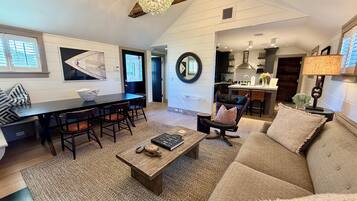 Een smart-tv, een open haard, een muziekbibliotheek en een stereo